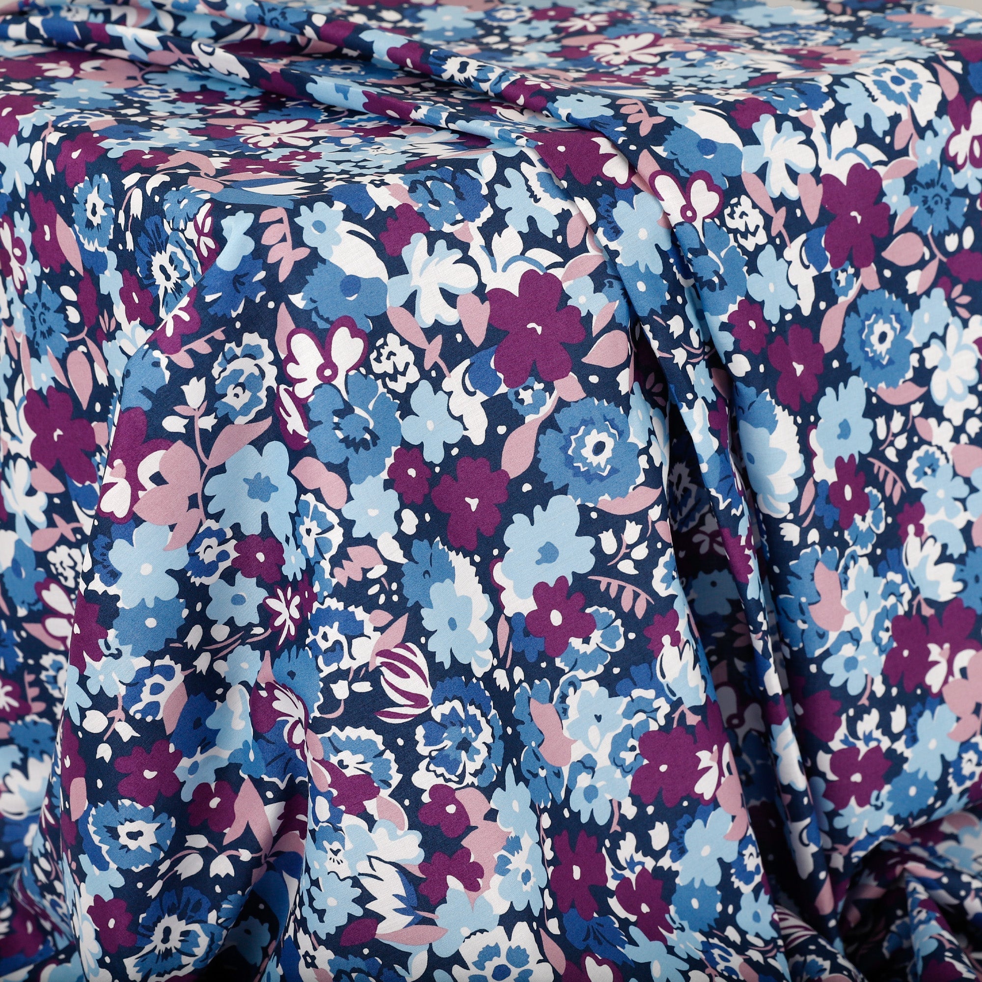 Gloria_Lomo_Blue_x3a_Purple_Hang.jpg
