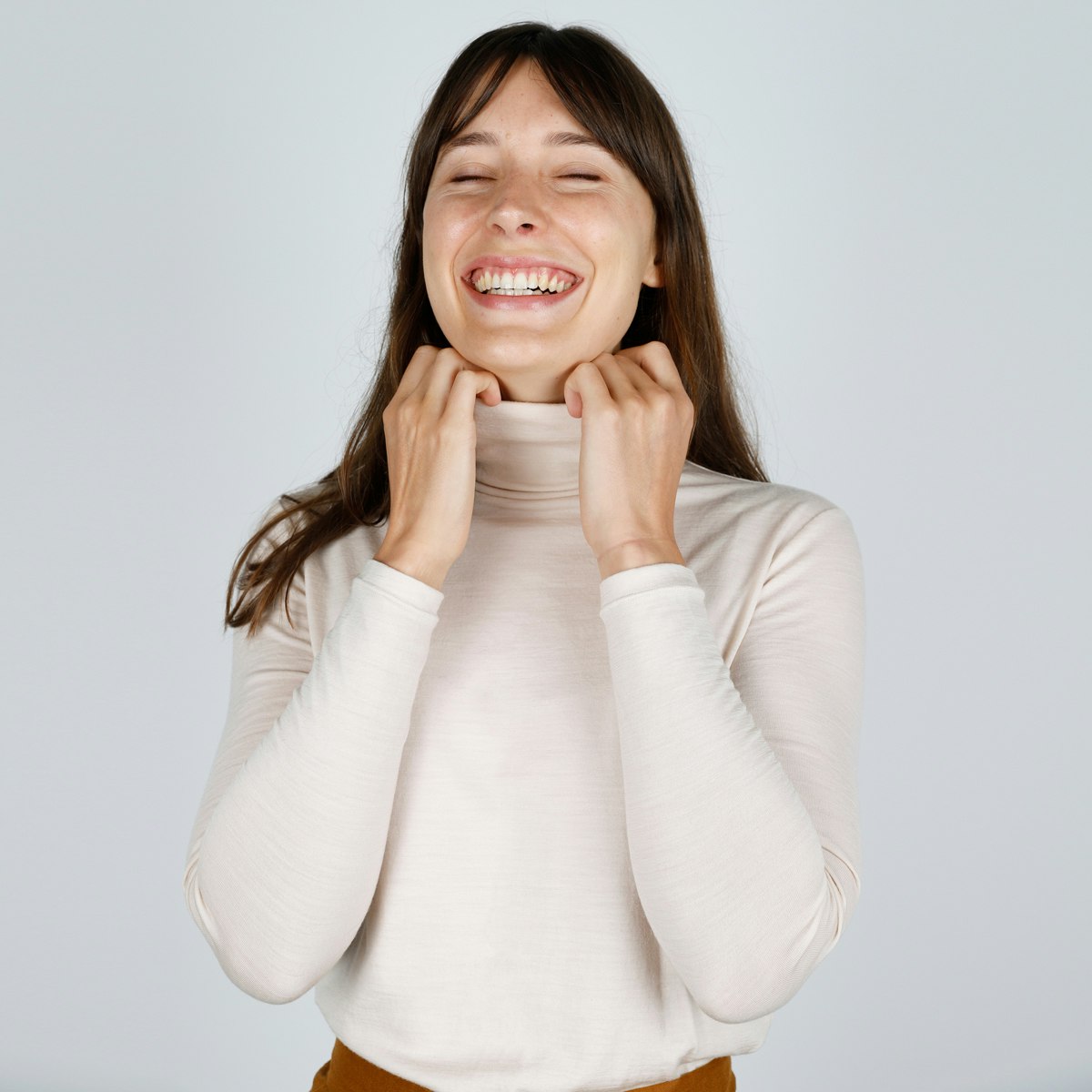 three-vanilla-merino-papercut-rise-turtleneck-side_f6a062d4-888a-4f8e-a01f-5e7a16f8db4e.jpg