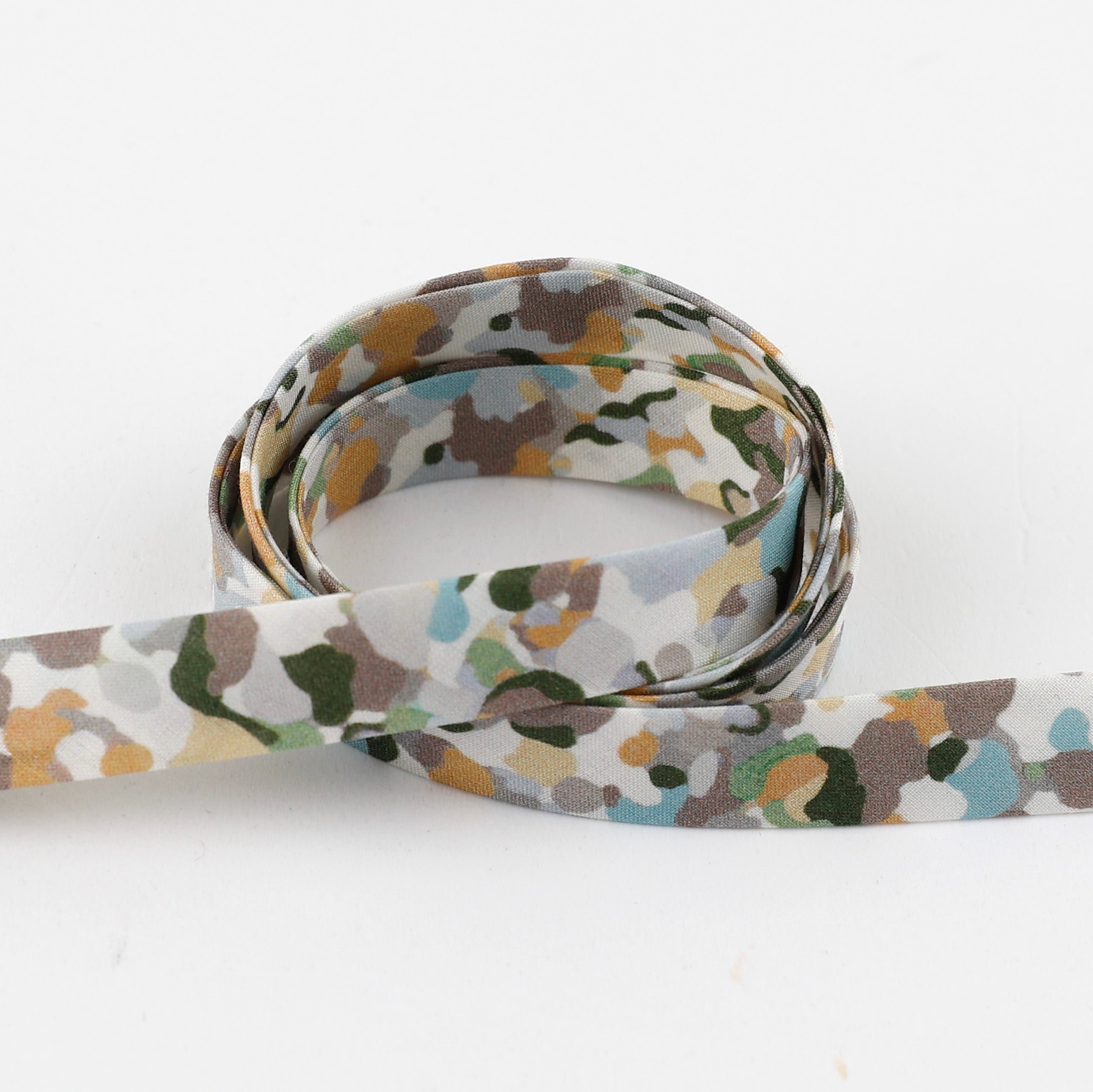 Lib_Crowd_Camo_Binding_Close.jpg